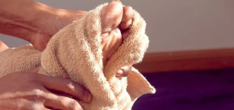Обтирание ног полотенцем
