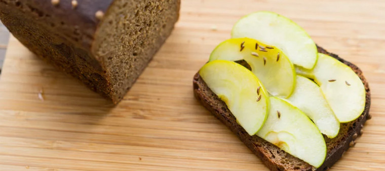 Бутерброд с творогом и яблоком
