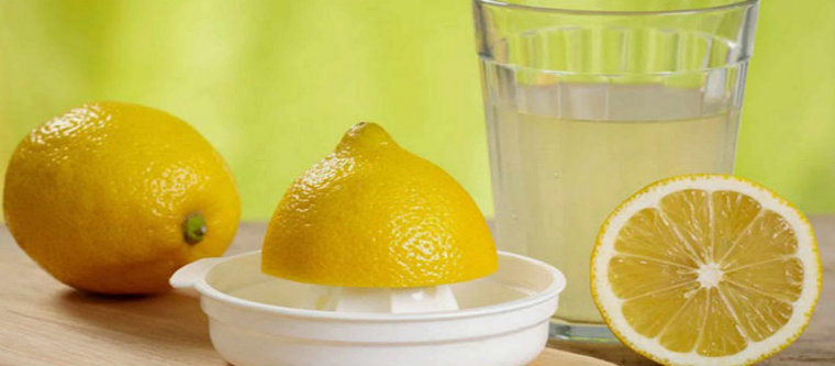 Из половины лимона отжимают сок