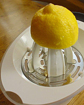 Лимон и ручная соковыжималка