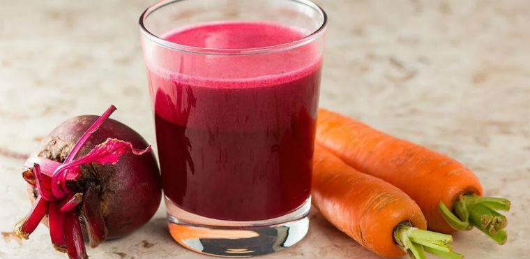 Свекольно-морковный сок в стакане