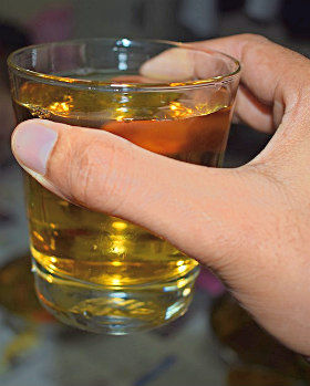 Алкоголь в стакане