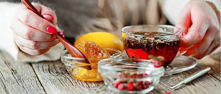 то, что помогает от простуды: травяной чай, мед